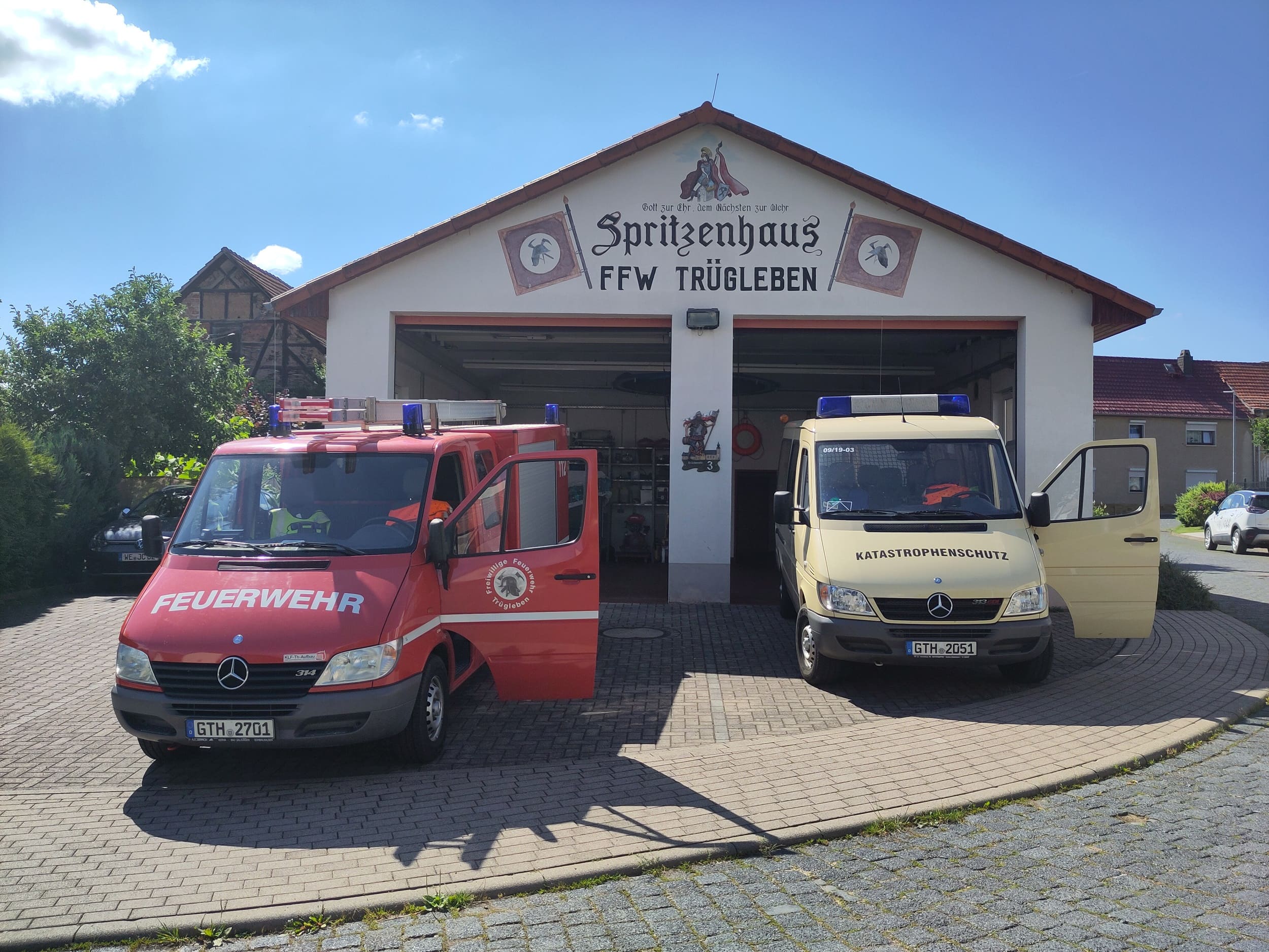 Feuerwehr Trügleben Spritzenhaus mit 2 Feuerwehrautos